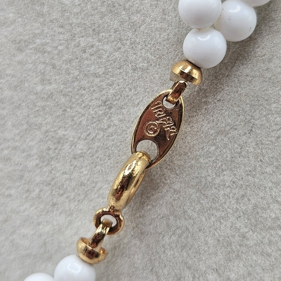 VINTAGE Trifari White and Navy Blue Plastic Beaded Double-Strand Necklace - Picture 4 of 5